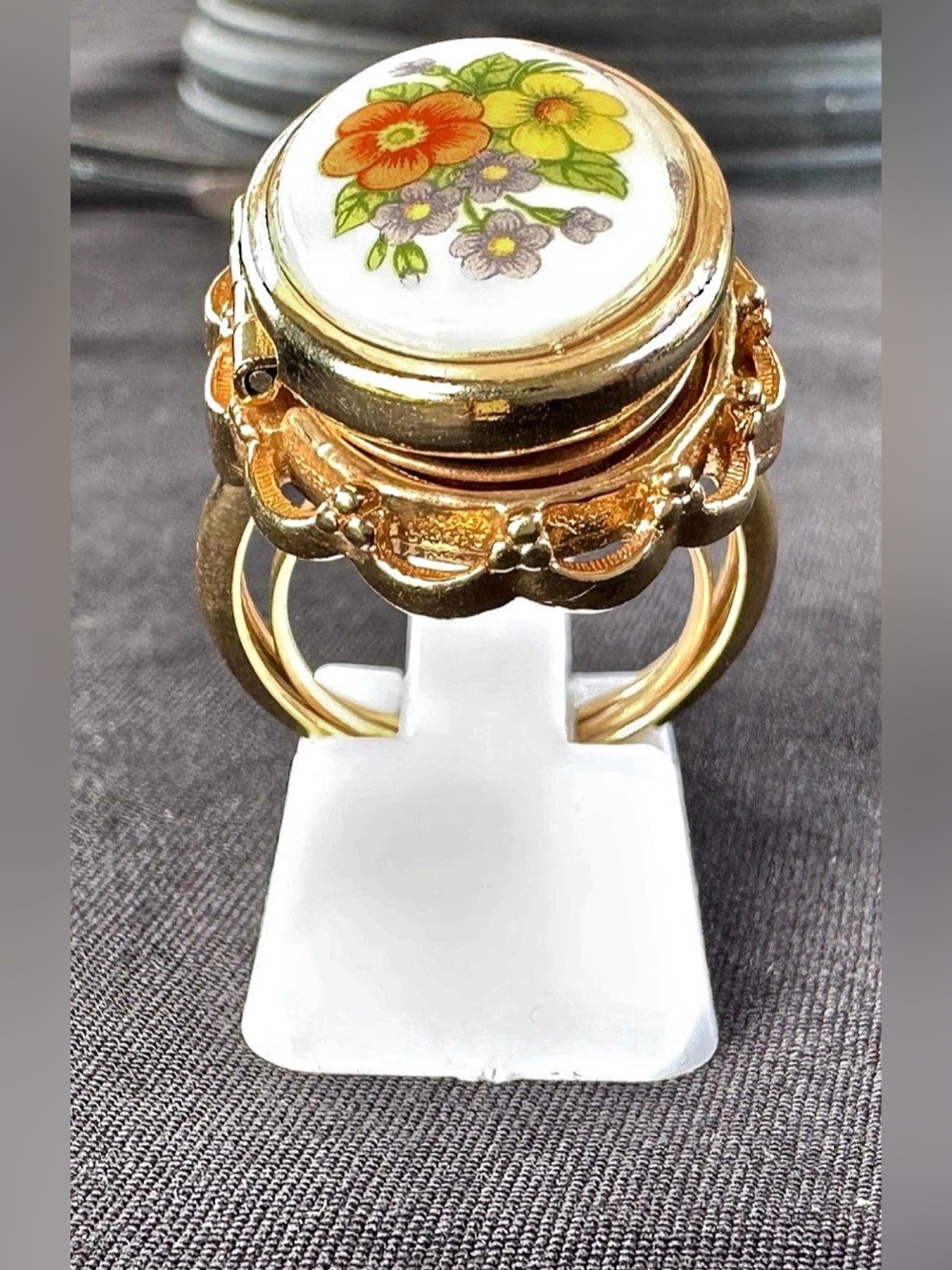 Vintage Avon 1975 Porcelain Ring Size 5 1/2